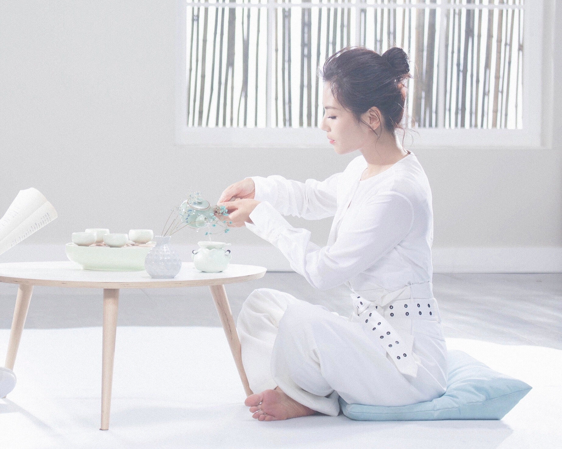 刘涛，白裙光脚妆造型，既优雅又温柔。刘涛