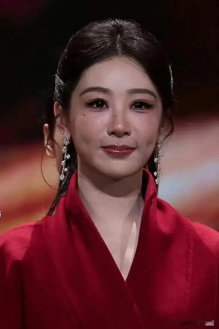 果然，央妈镜头才是内娱最狠的照妖镜。杨紫这脸往上一怼，我是真服气。不靠滤镜不靠磨