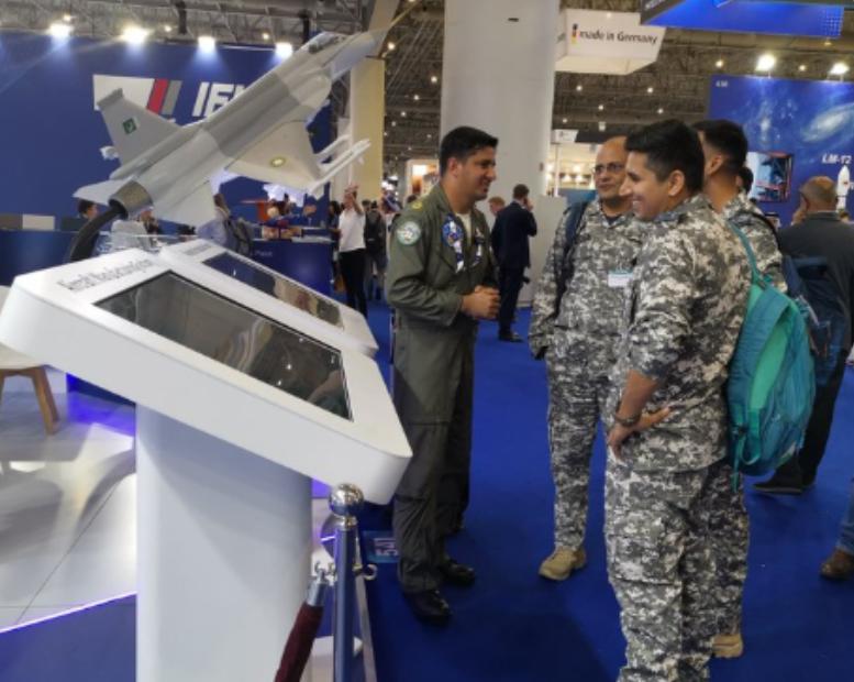 【印度飞行员围观枭龙，面带神情复杂的笑容】近日，阿联酋举办的迪拜航展上，出现了一