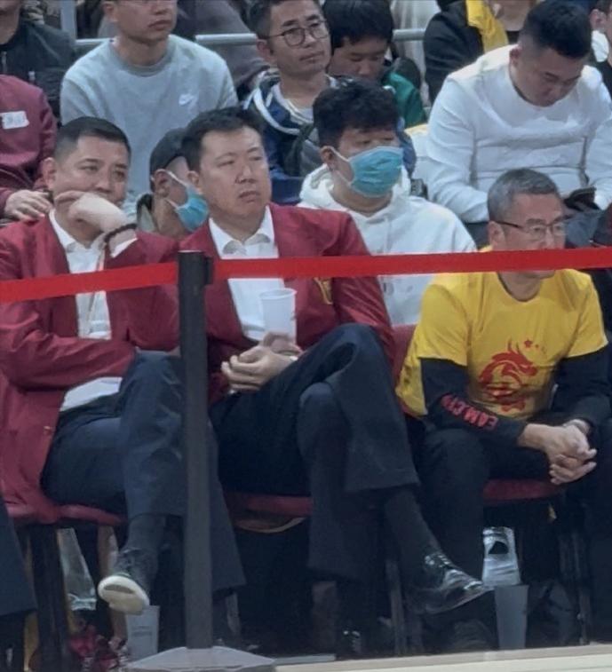 场边的王治郅和巩晓彬，看的一筹莫展...相比于亚洲杯的比赛，这场世亚预首战不