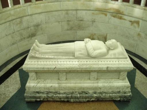 很多人去南京中山陵，顶多就在祭堂转转，其实祭堂后头那扇门里头，才是孙中山先生真正