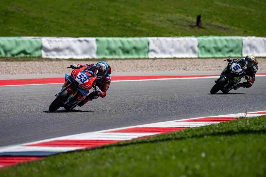 看了张雪机车的摩托车大赛，那紧张刺激的场面至今难忘。在葡萄牙波尔蒂芒赛道上，张