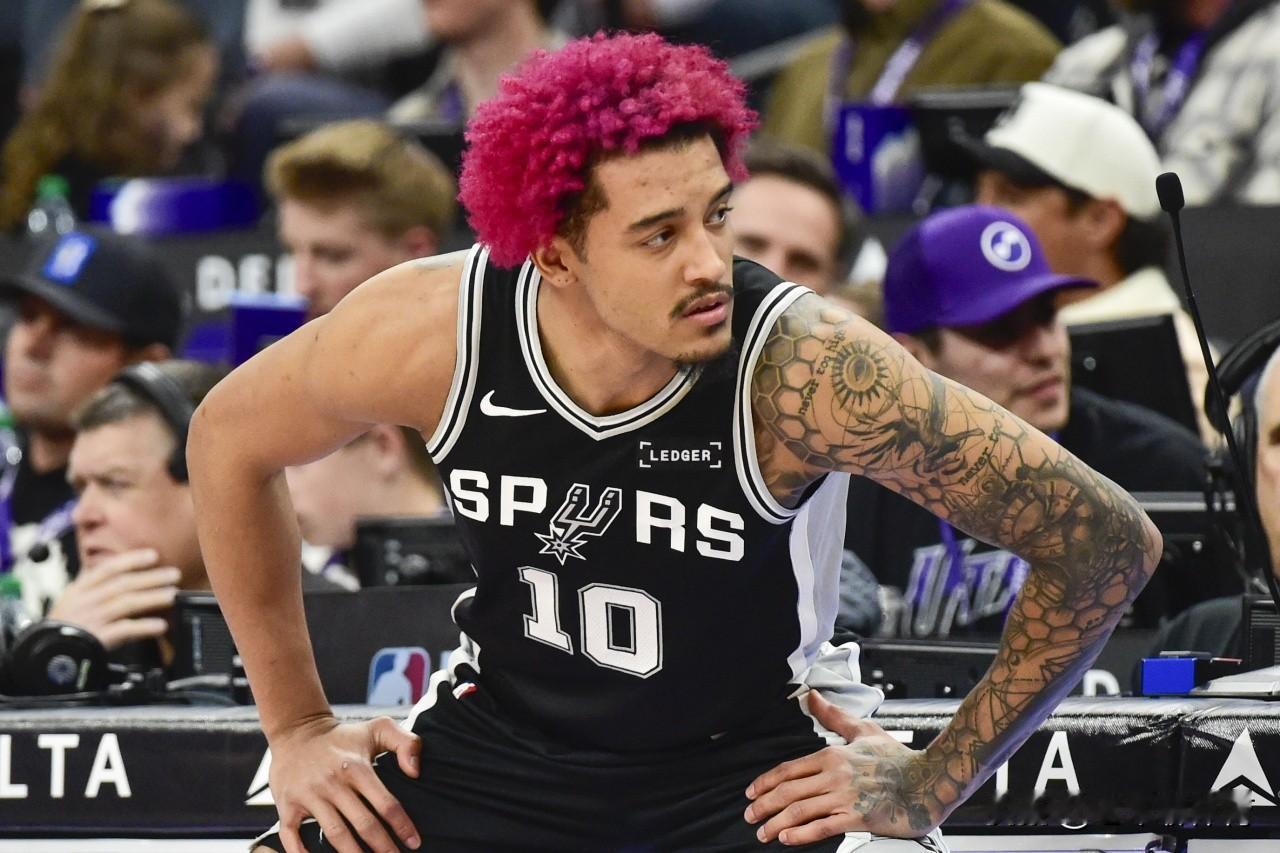 索汉糊涂呀，应该学学小托马斯！索汉在被马刺裁掉后，选择了加入尼克斯队。而尼克斯