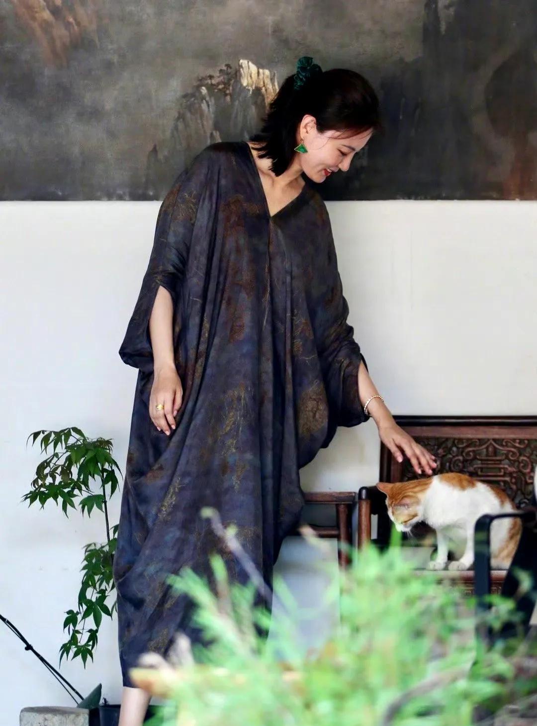 不愧是央视第一气质美女，这一块董卿、周涛都不如她。这珠圆玉润、端庄优雅的气质，一