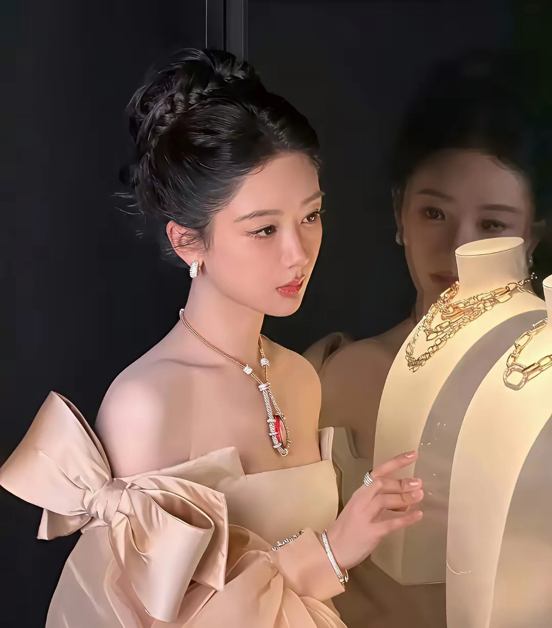 2026年微博之夜，迪丽热巴和杨紫坐在同一排。热巴被路人认出时，张嘴第一句话是：