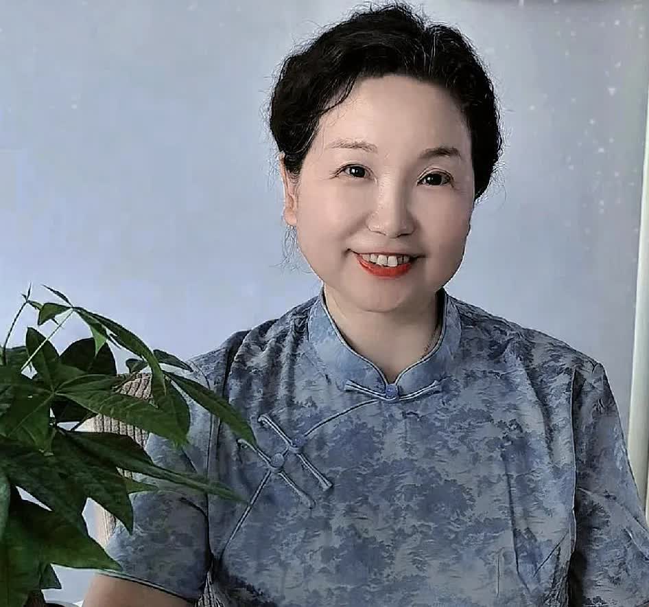 杜妈说她年轻的时候长得像明星张瑜，当年郭希宽头回见她就被他迷的五迷三道的，杜新枝