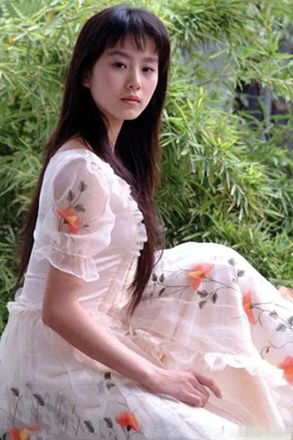 二十年前的诗诗脖子一点都不梗，还是很自然，图二不要太清纯​​​