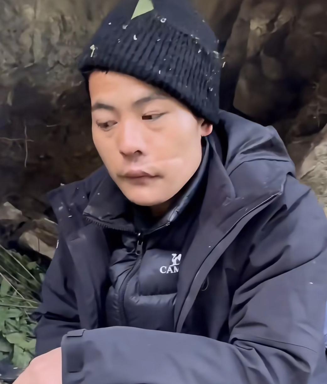 估计大家都看出来了，荒野求生刀疤哥遇到难题了，不是因为他坚持不住了，而是