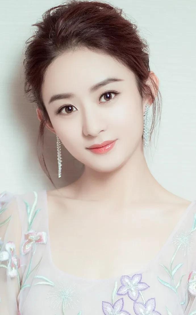 赵丽颖：优雅如初春微风拂面，美丽若盛夏繁花绽放