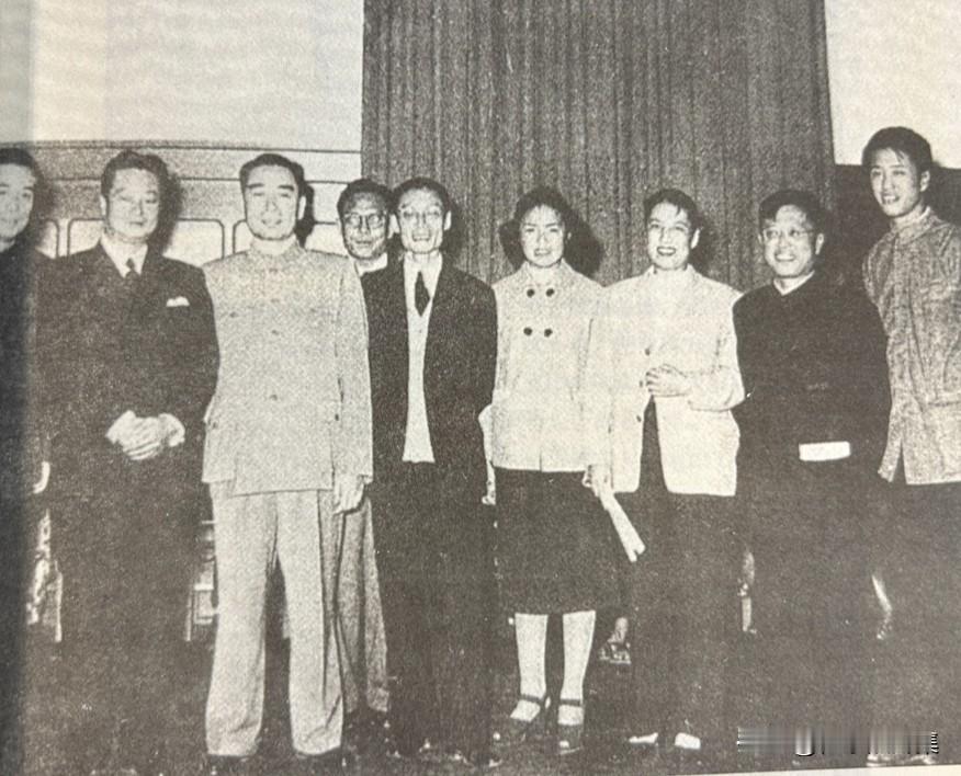 1961年6月19日，周恩来总理在北京新侨饭店接见文艺界人士的合影。照片中的曹禺