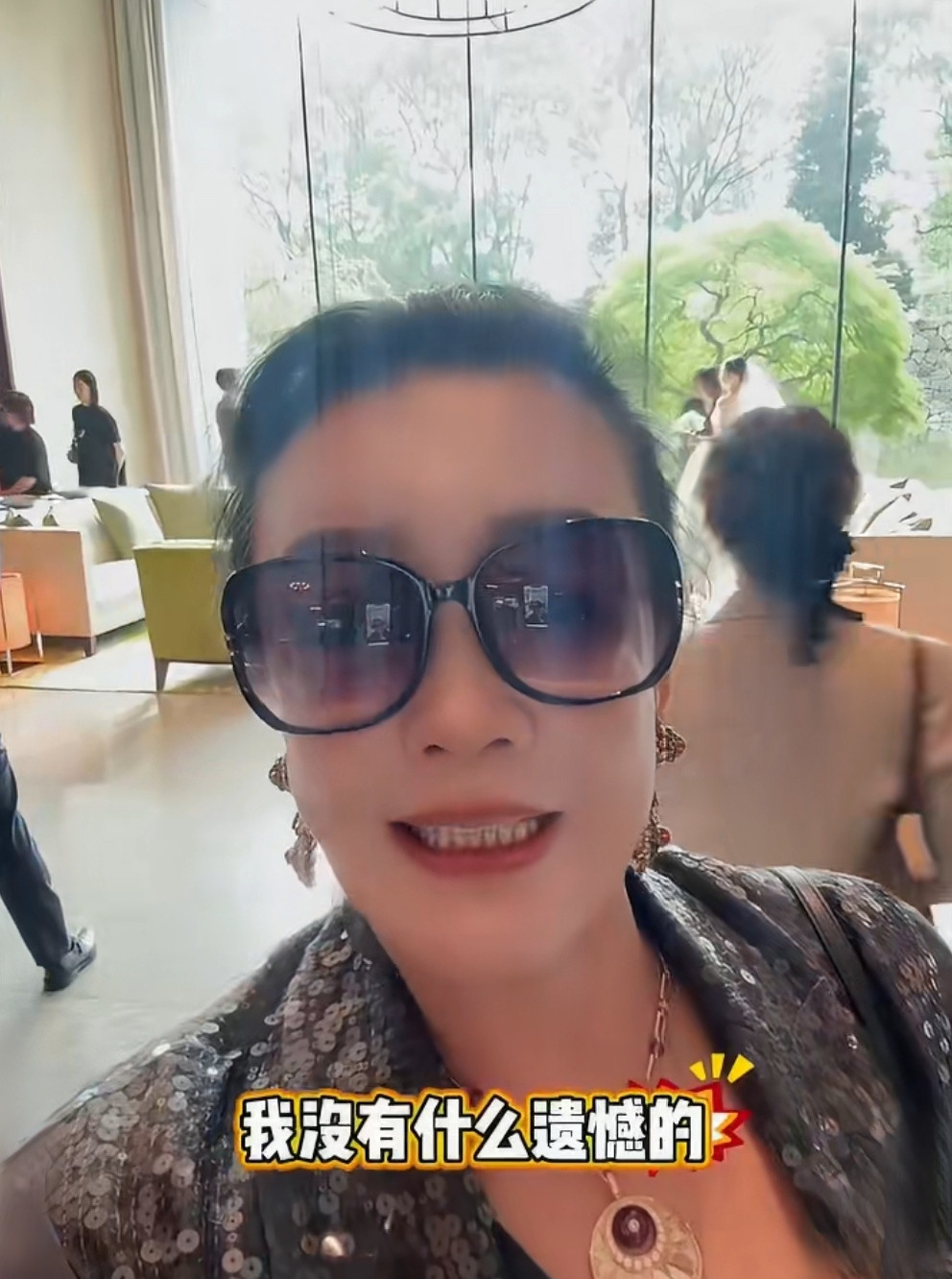 张兰说虽然这辈子没穿过婚纱，但是一点也不遗憾，也不羡慕！因为年轻的时候汪小菲还没满月就跟汪小菲爸爸分