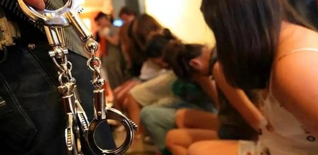 新疆男子先后和两名女子发生4次性交易，被警方查获。该男子正处于缓刑期，其中一名女