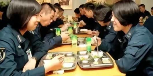 山东舰一天吃掉20头猪，烧光200万油钱，“养航母”到底多烧钱？在中国沿海，30