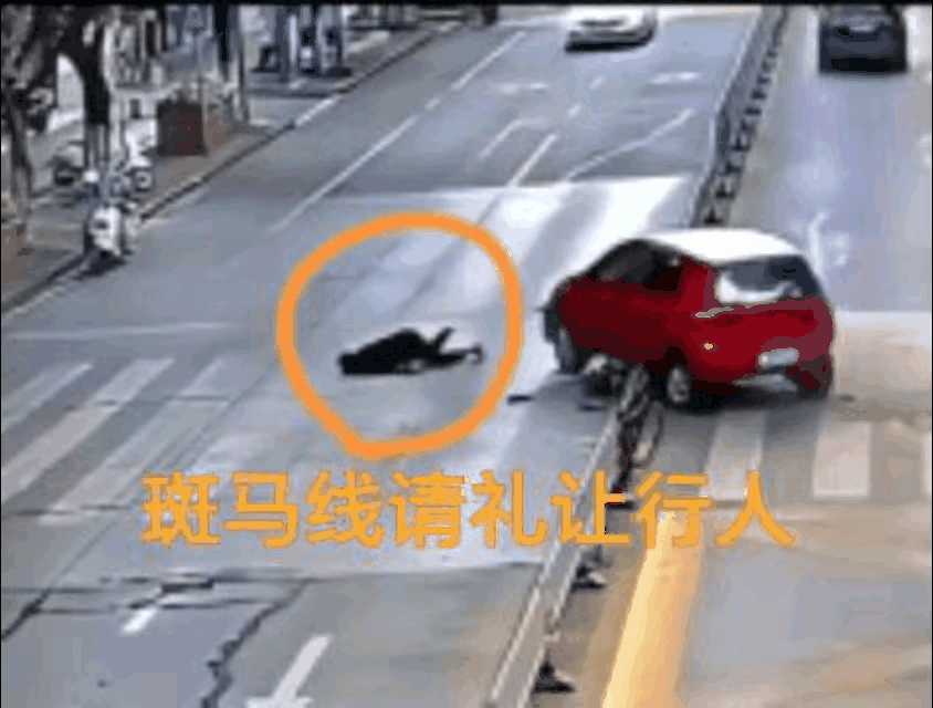 女司机一眼发现前面人行道上走过来的男人是自己苦苦寻找了十年的男人，激动之下，忘了