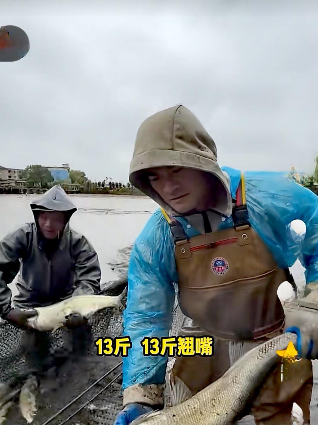 看哭了！武汉一个塘主因为意外着火与父亲二人重度烧伤，而母亲也已去世多年。父子俩人
