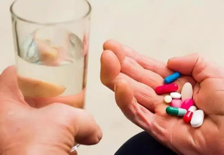 高血压患者一点酒都别喝！警告：血压高喝酒的4个危害你承担不起高血压患者能不能