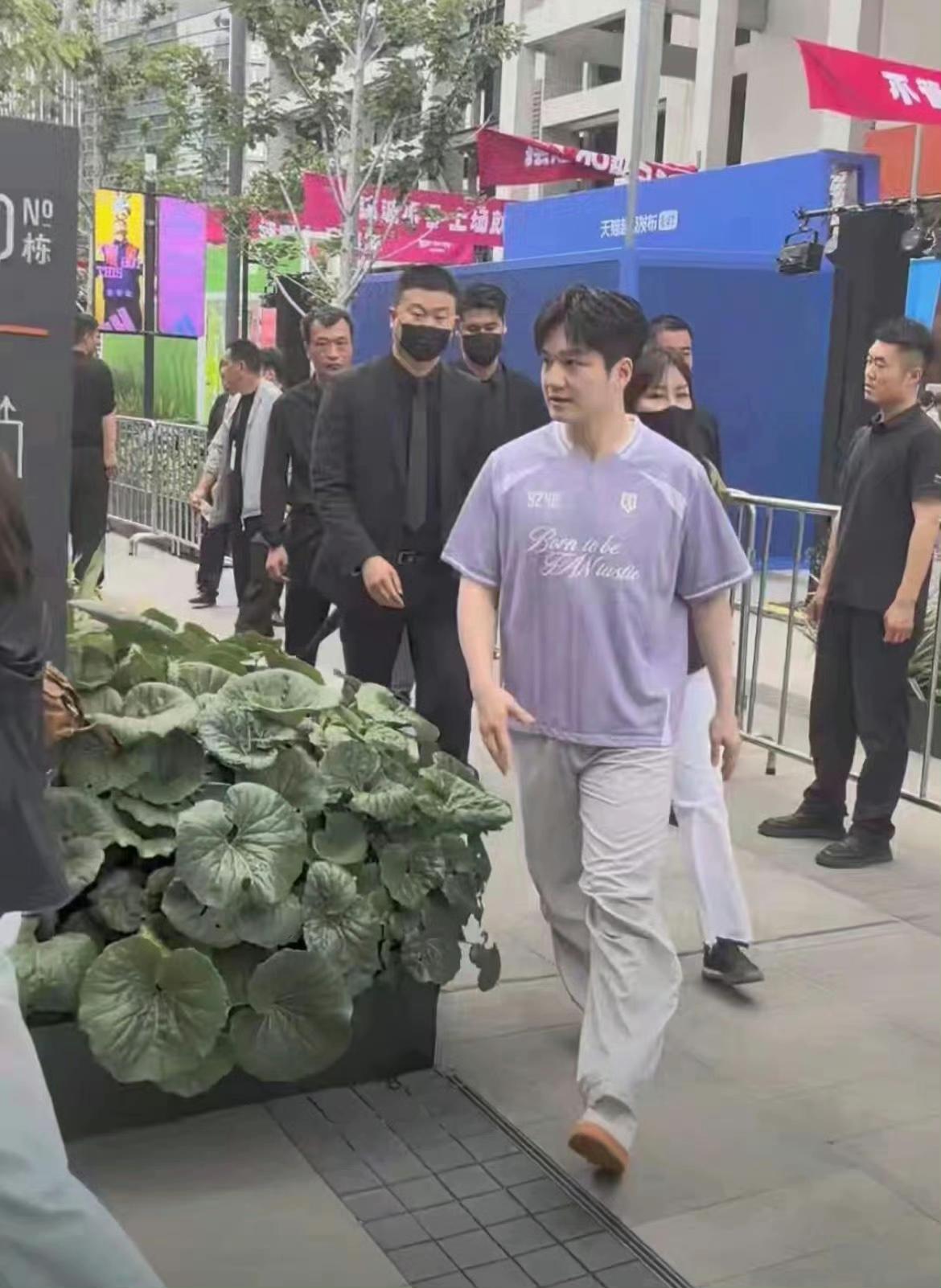 紫气东来，帅气无敌[赞][大笑]，樊振东这阳光明媚的帅气，真的让球迷无法移开视
