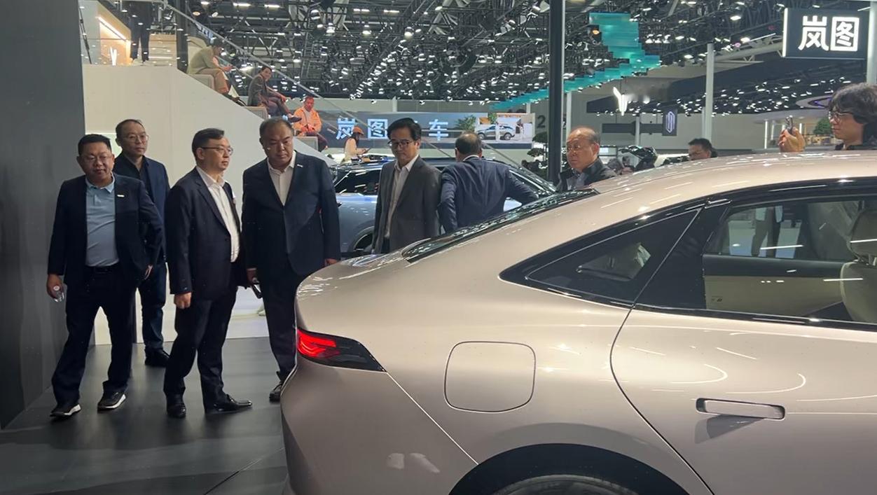 船夫哥车展在日产展台驻足欣赏东风日产N6，有点英雄见英雄的感觉，之前10w级