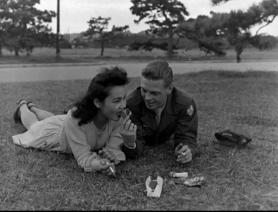 珍贵怀旧老照片1948年，一位美国大兵在驻扎日本期间的幸福时光！照片记录了这位美