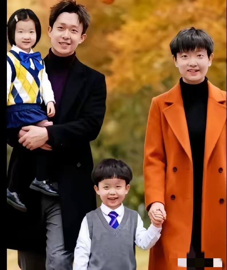 网友的P图能力从不让人失望！王楚钦抱着幼时莎宝、孙颖莎领着童年楚钦的画面，岁月静