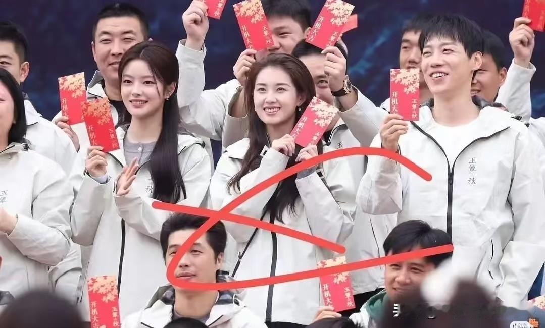 开机,女主徐若涵(左)和女二郭宇欣(右)一亮相就被大家狠狠比较!第一眼关注点都在