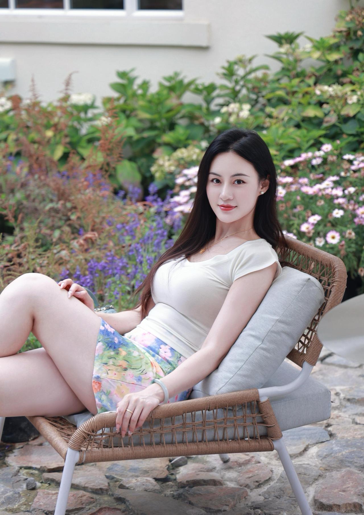 花开的漂亮就是会吸引蝴蝶，但是花属于养花人，不属于蝴蝶