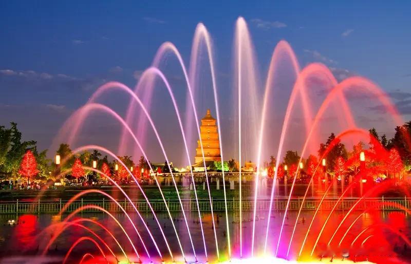 很多自媒体最近在议论西安曲江新的事情，我看了很多纯粹是瞎分析。我觉得曲江新区“回