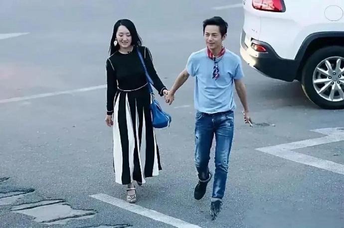 51岁的何炅，牵手54岁的杨钰莹​​​​