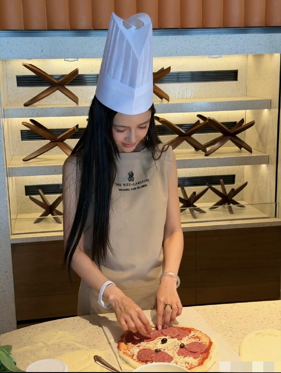 8月19日七夕节，Angelababy化身厨师亲自做披萨，做的是菠萝味的披萨，没