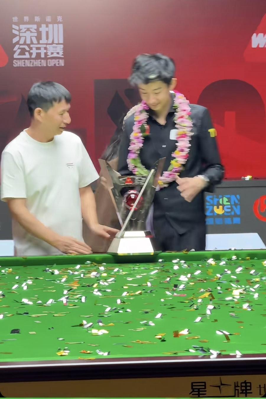 10月4日，吴宜泽在斯诺克深圳公开赛中夺冠后，第一时间是与旁边的母亲击掌庆贺，母