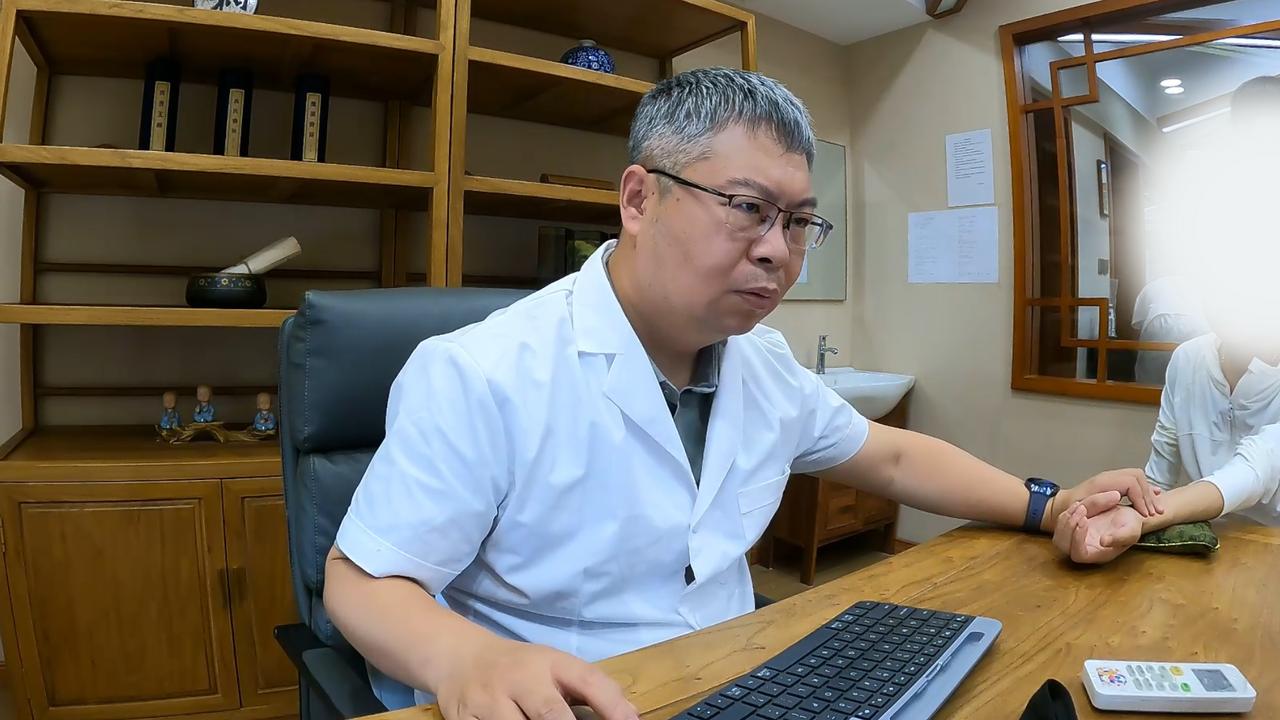 上周老患者王女士特意带着爱人来挂号，一进门就笑着说：“李大夫，之前您给我调脾胃，