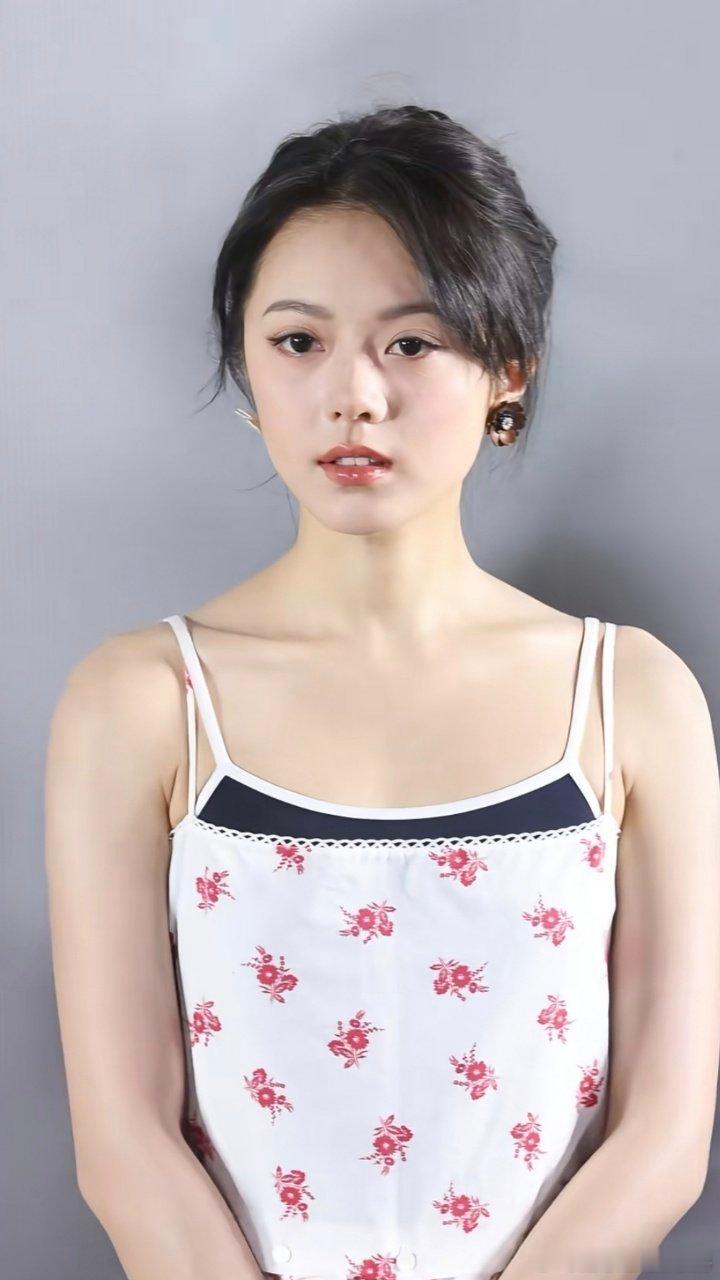 赵今麦被工作室做局了赵今麦真的是被工作室做局了，造型看得我两眼一黑又一黑，还好有