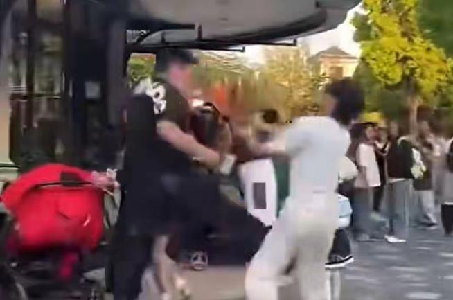 上海迪士尼抽烟者打人者，疑似五位数和解，被打者回应，钞能力解决问题，没有被拘留。