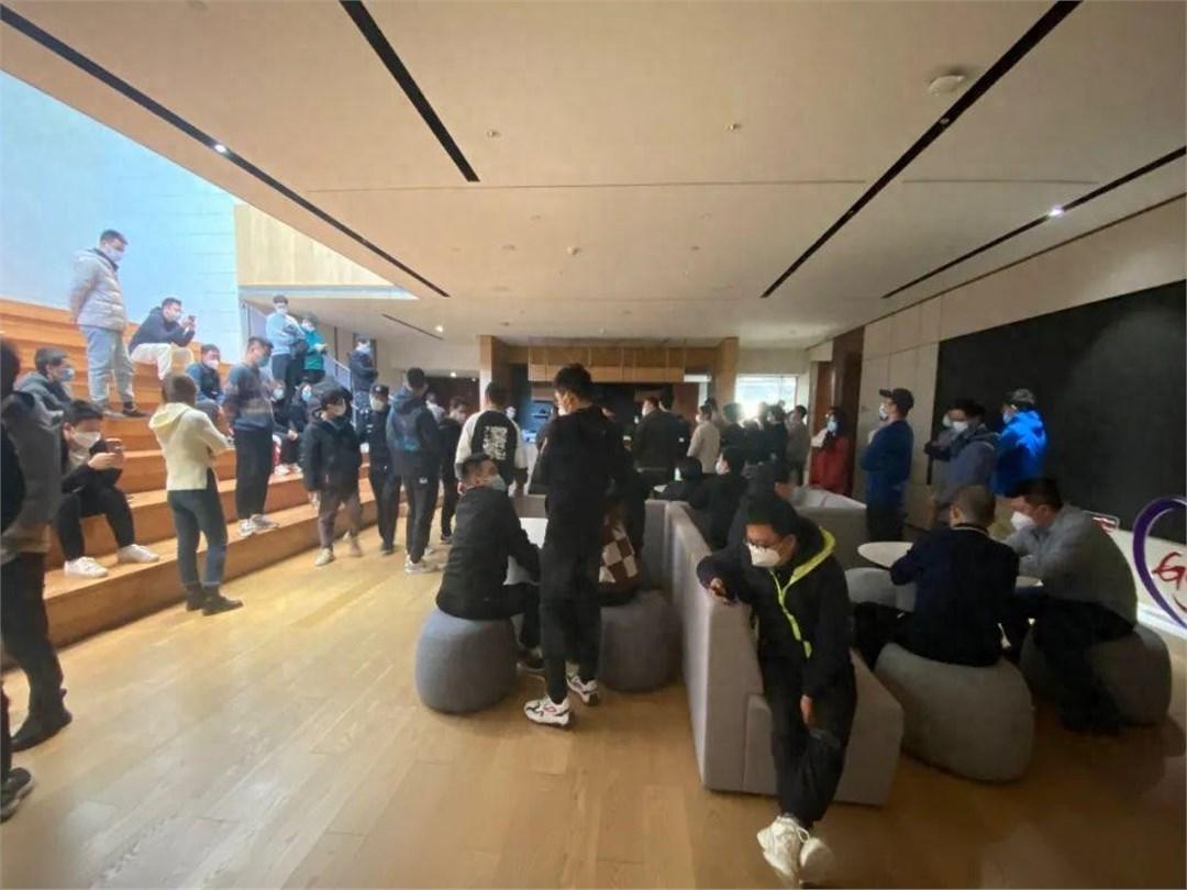 昨晚跟一个被迫离职的国美前高管吃饭，他灌下半瓶啤酒，红着眼说：“外面说什么转型失