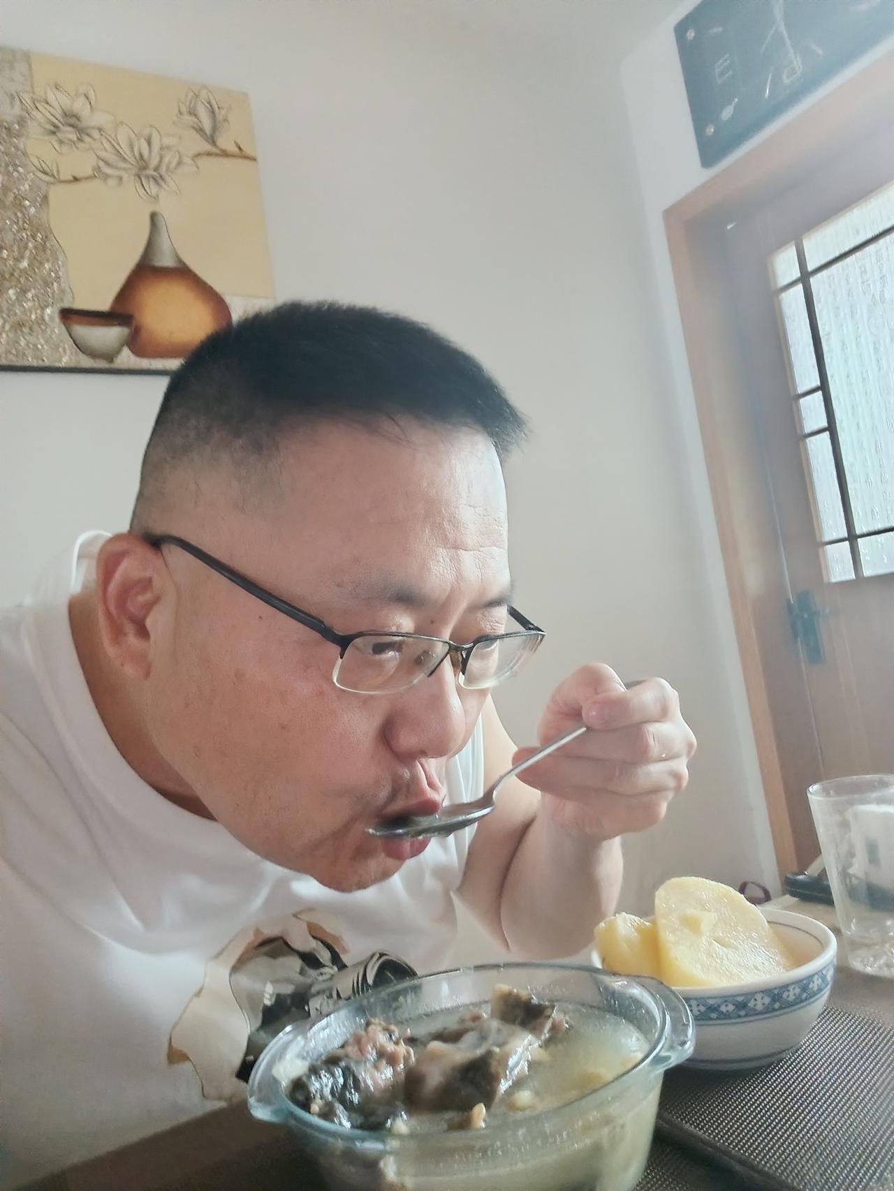 昨天早上，南昌的天气很凉爽，7点半左右在抚河运动后就去了菜市场。周末的菜场人