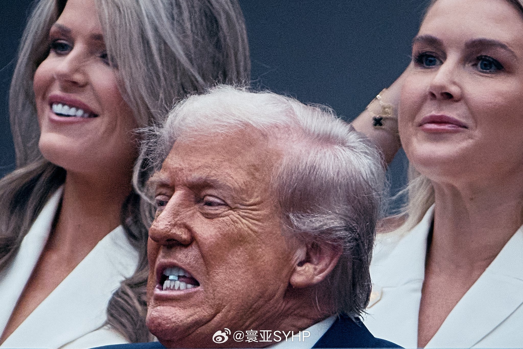 特朗普公开吃药引发网民热议在纽约美网公开赛男单决赛看台，摄影师安德烈斯·库达茨基