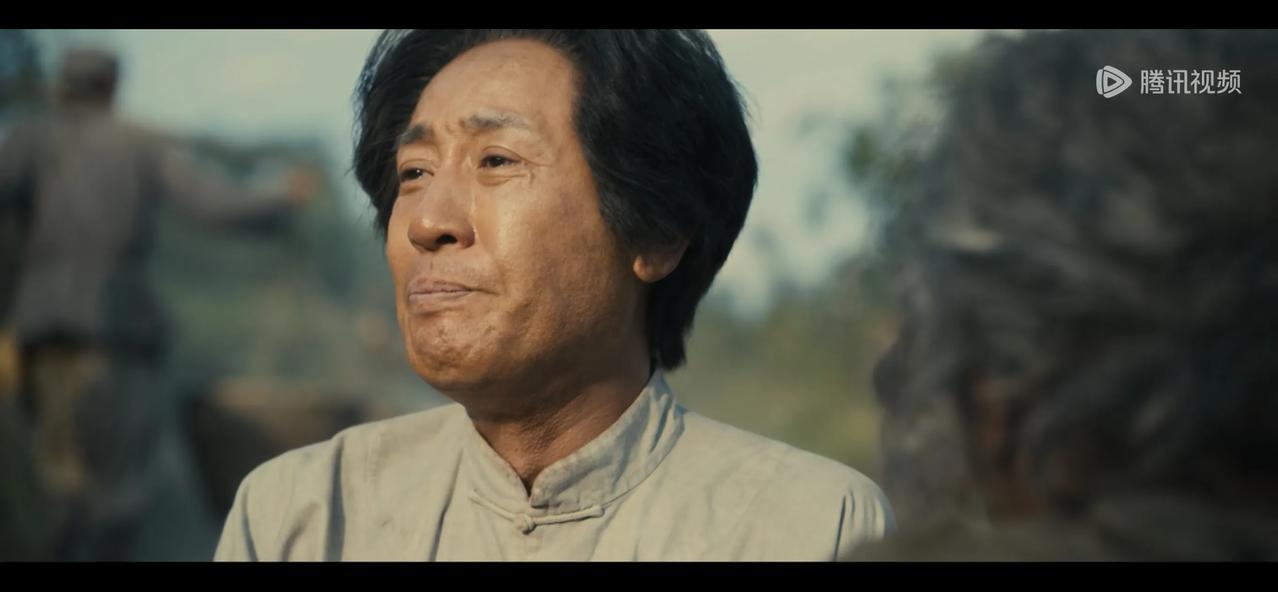 《伟大的长征》：看着又黑又瘦的小男孩，看着年迈的老奶奶，毛主席哭了，他那一句我为