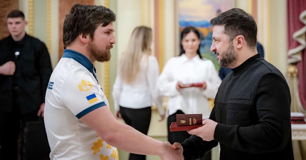 泽连斯基正式出局谁还记得两年前那个站在战壕边、穿着军绿色T恤、被西方媒体捧成