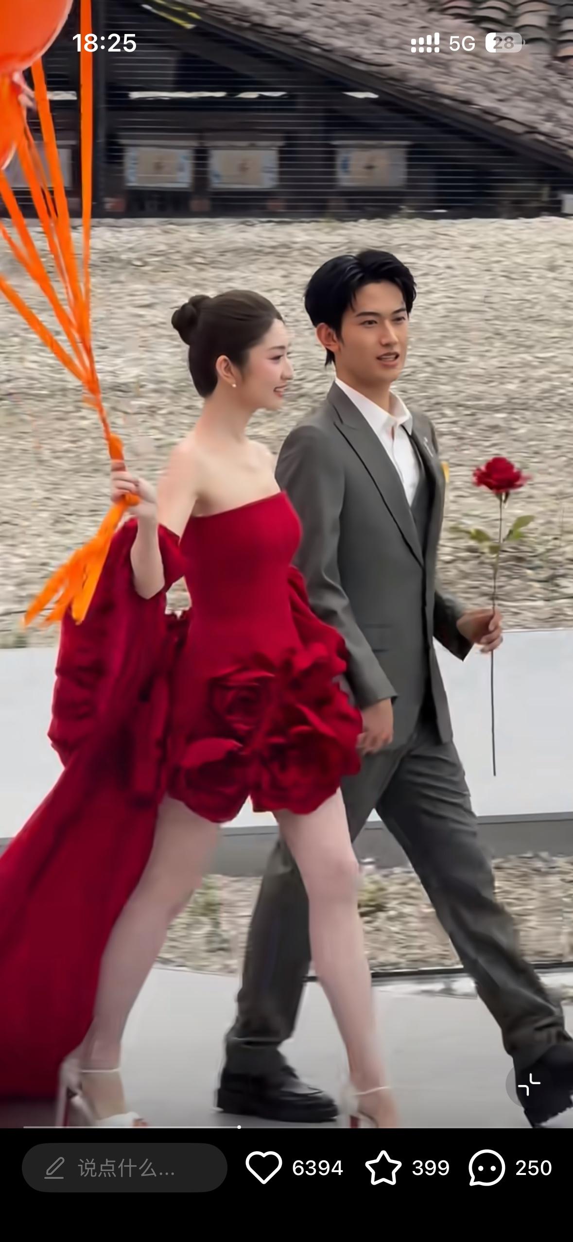 OMG！“如益cp”的红毯环节怎么像婚礼一样？小情侣交缠在背后的手很有氛围了。