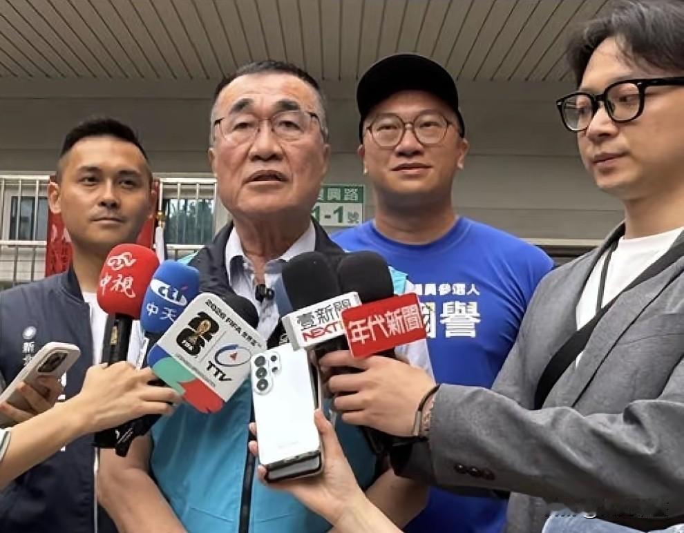 2026年新北市长选战打得火热，国民党参选人李四川近期被绿营侧翼疯狂攻击，蓝营内