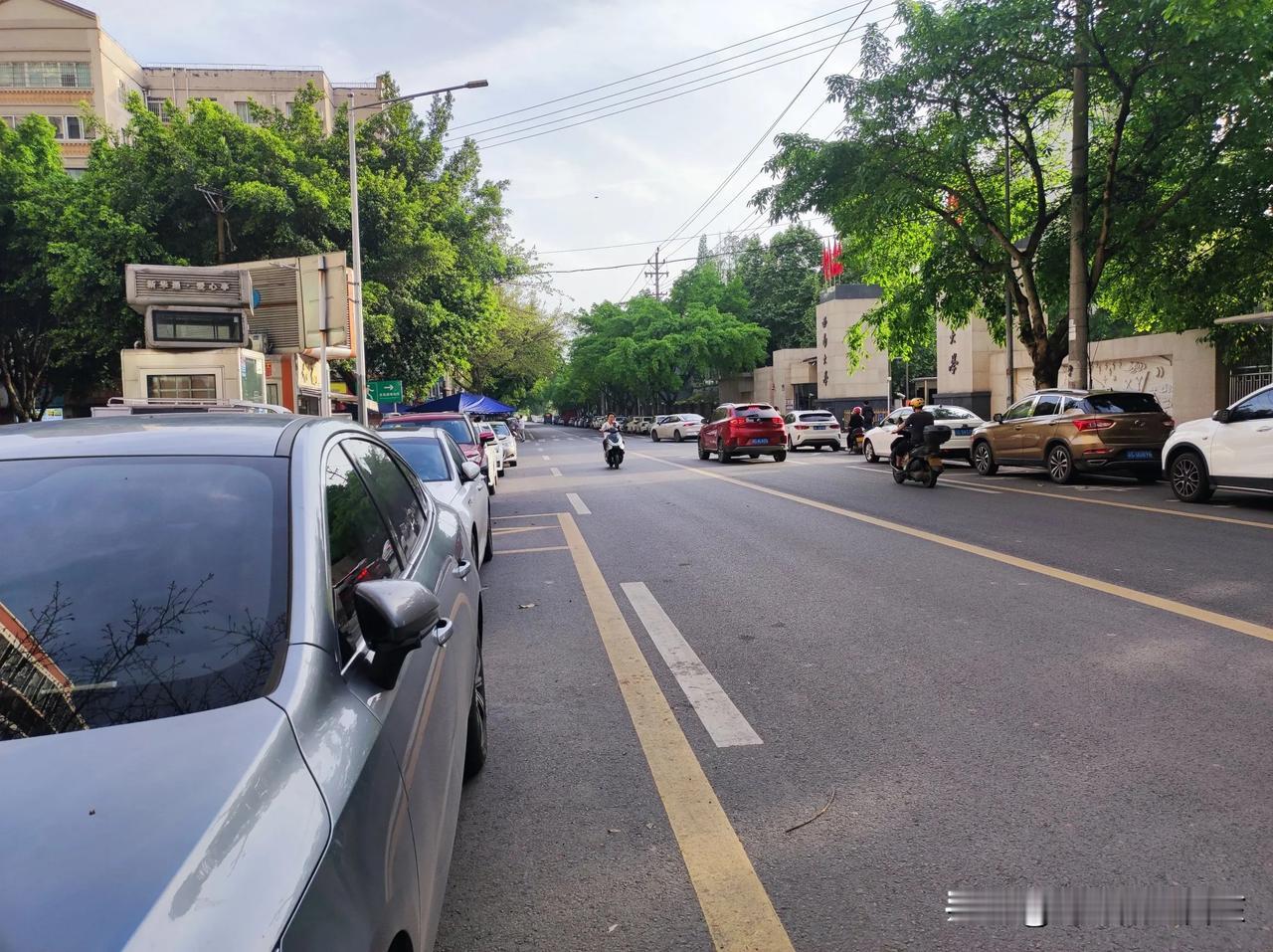 在荣昌，看路边停的车，了解游客的来处。确实是五湖四海都有。从有序的停放，车辆正