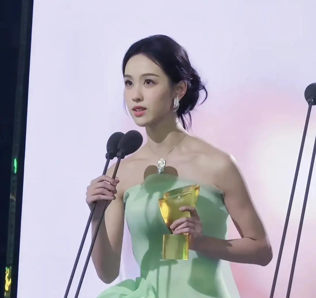 陈都灵在《星光大赏》的颁奖礼上的发言是不是很有文化。学霸果然不一样。