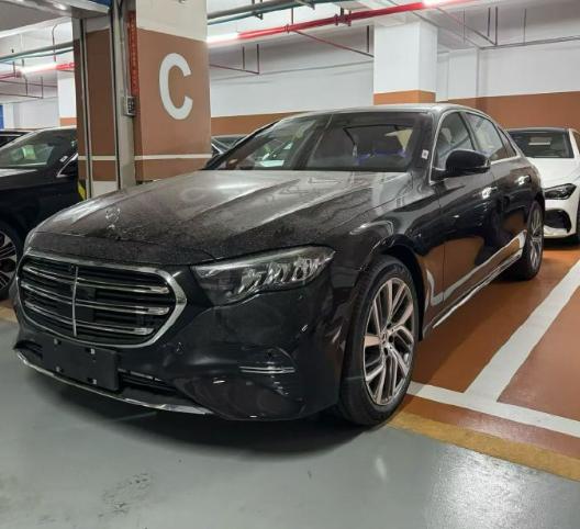 26款奔驰E300L已经陆续到达经销商处了，我们发现26款与25款差异性不大，但