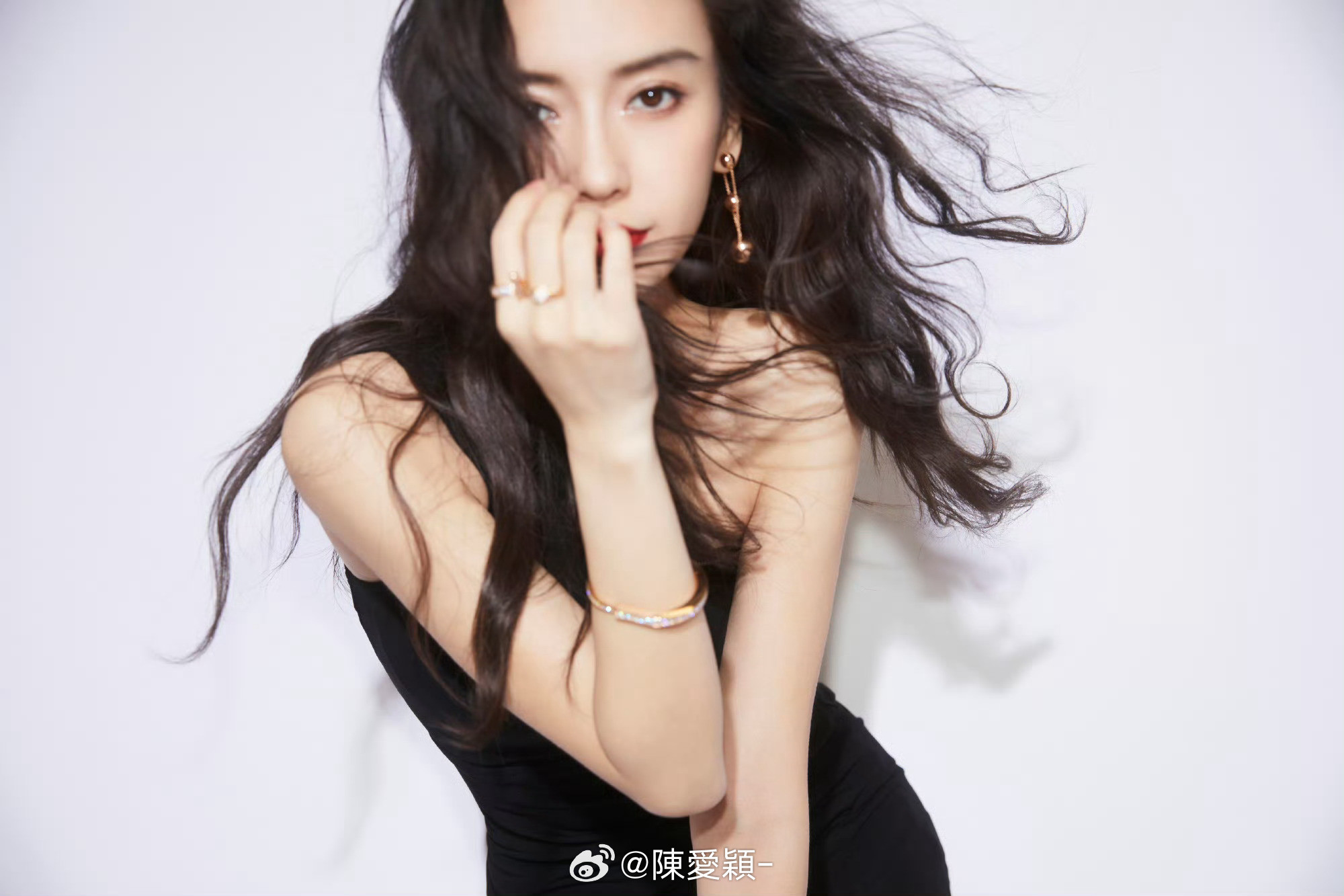 angelababy|杨颖“月色朦胧如皎珠，春风烟雨一样等你，水漫漫，思念疾