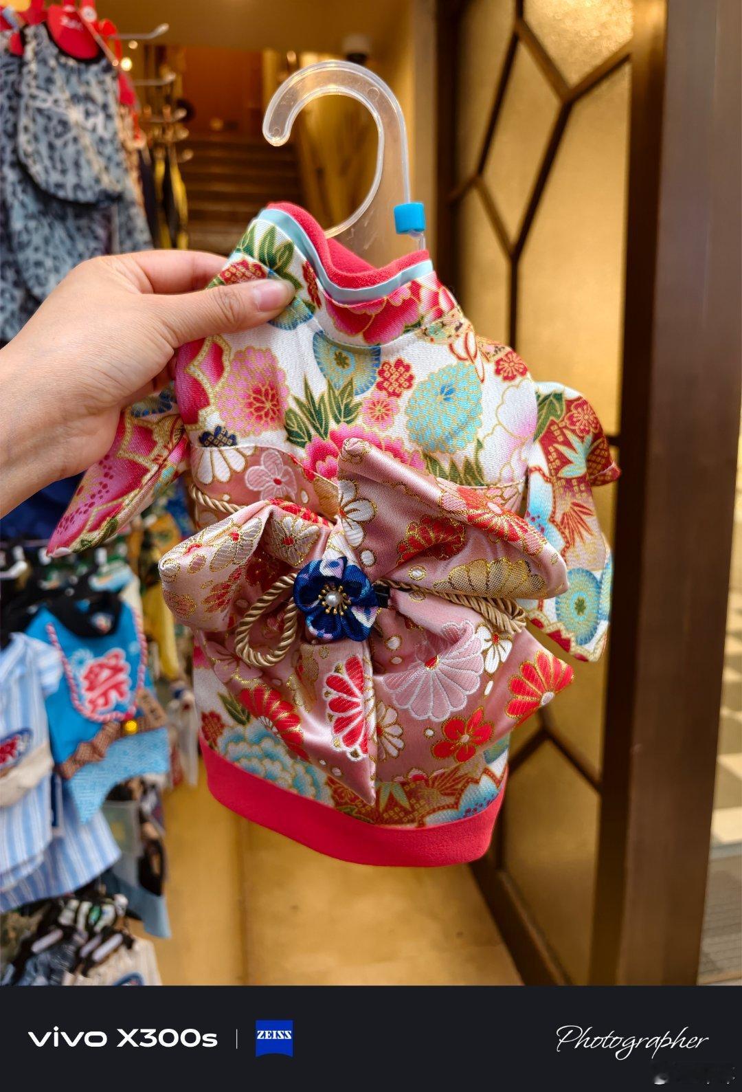 本来想给当当买点家乡的衣服，结果这么小一件要卖300多。反手在淘宝买了一个，加上