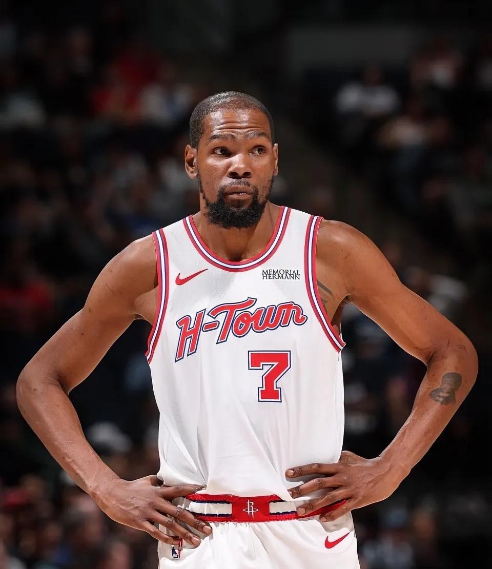 詹姆斯：兄弟，怎输的？杜兰特：我也说不上来詹姆斯：加时赛还不是领先13分吗？