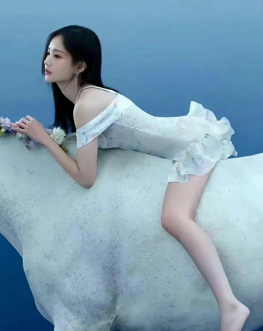 李一桐这组《男人装》大片直接把我看傻了！谁能想到平时甜美感拉满的她，拍起性感大片