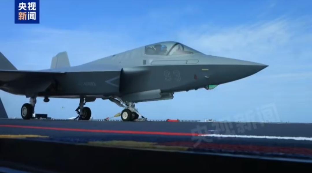 编号93的蓝鲨J35出现在弹射轨道上。在新航母入列后首次实战演训中，这架J35上