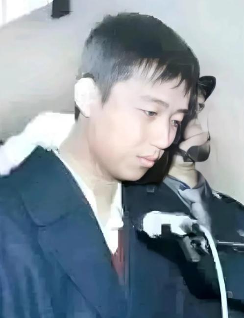 2001年的天津，19岁的李旭拿着抢劫来的五十万当天就买了价值两千多块的摩托罗拉