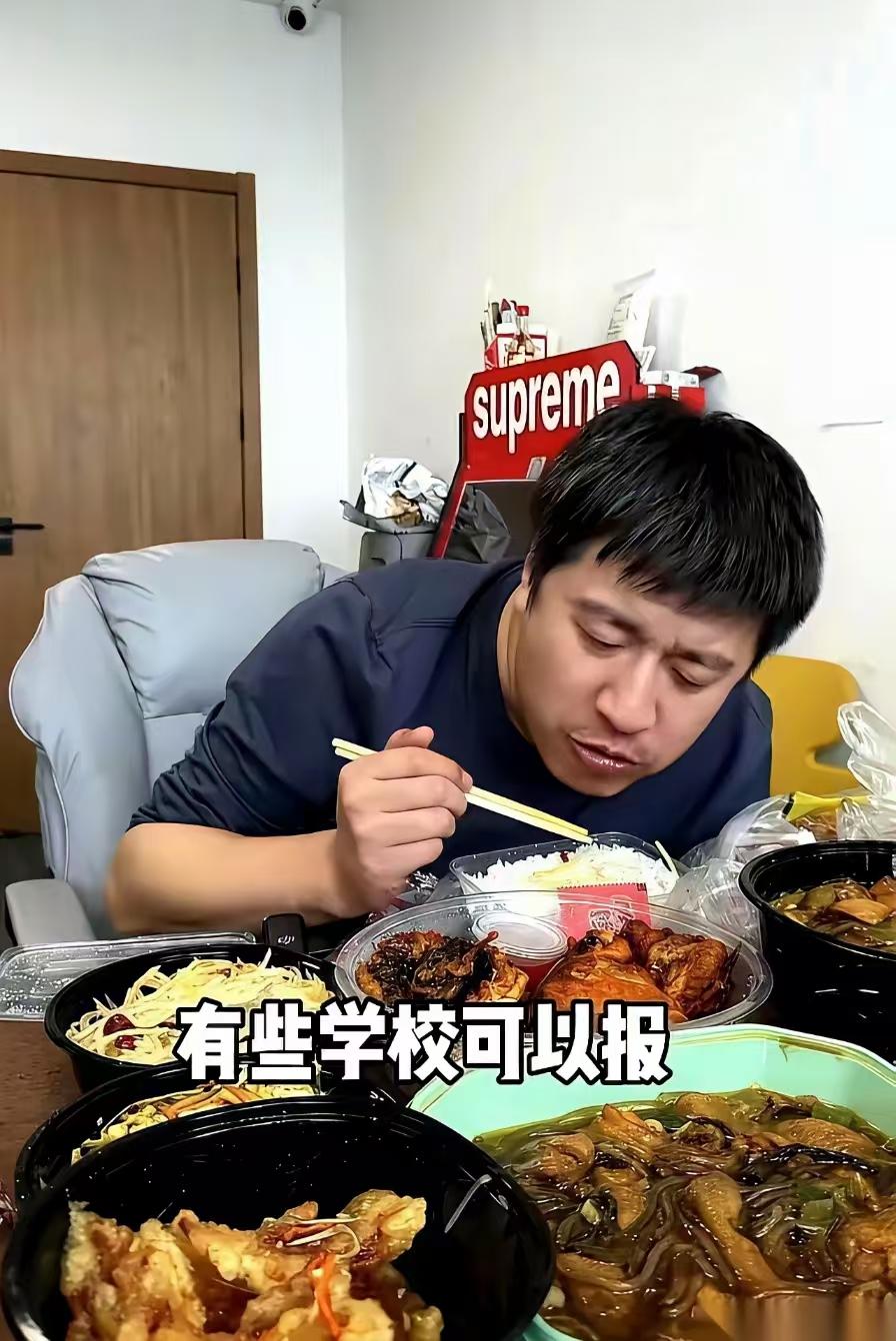 有钱就是豪横，吃饭都不带自己做的，他媳妇不给他做饭吗？羽毛球，跑步，篮球，足球这